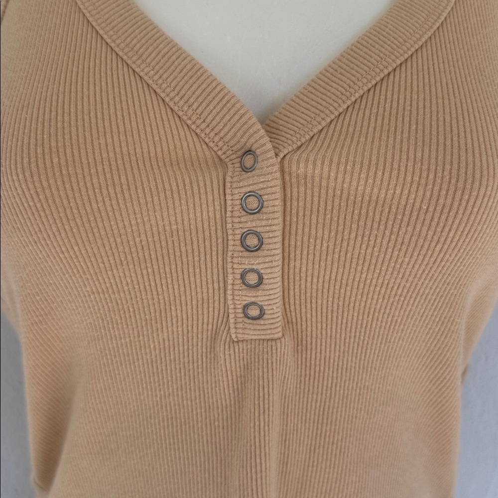 Abercrombie & Fitch soft A&F tan ribbed knit snap neckline crop tank top size XS - Picture 3 of 9
